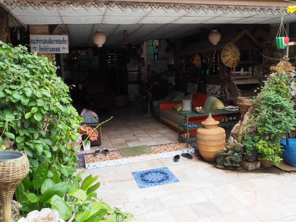 Three J Guesthouse Kamphaeng Phet Exterior photo