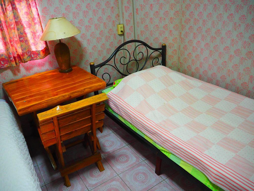 Three J Guesthouse Kamphaeng Phet Exterior photo