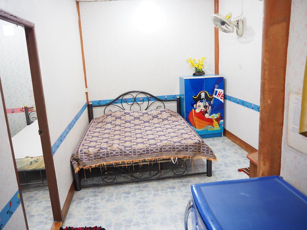 Three J Guesthouse Kamphaeng Phet Exterior photo