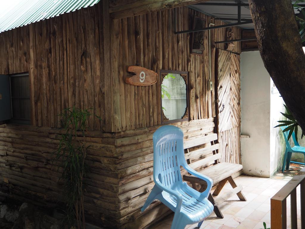 Three J Guesthouse Kamphaeng Phet Exterior photo